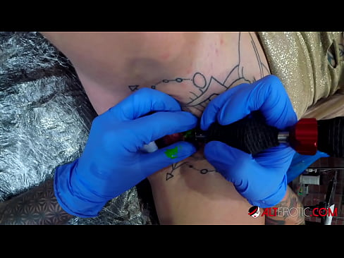 ❤️ Keçika pir tattookirî Sully Savage tattooek li ser klîtorê xwe kir. Vîdyoyê qijkî li ku.kiss-x-max.ru